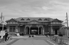 駅前にて