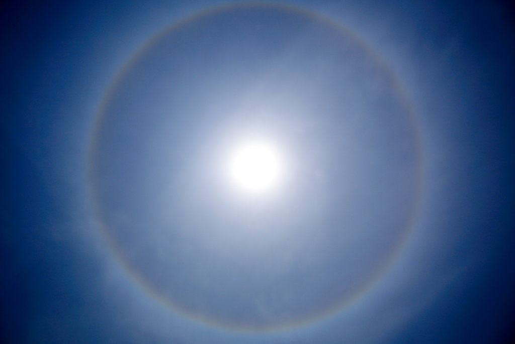 太陽にかかる虹