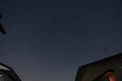 快晴の夜空を行く