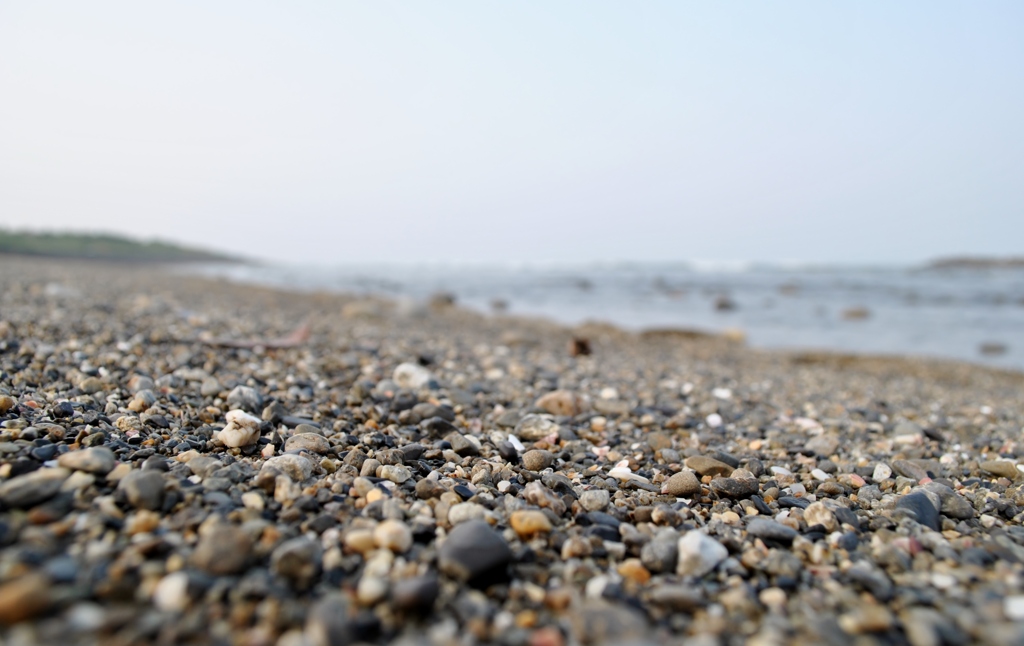 砂利越しの海