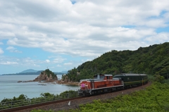 山陰を走るトワイライトエクスプレス