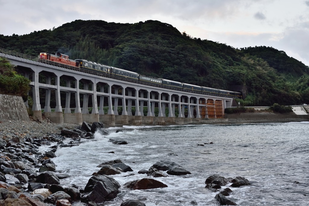 雲天と鉄橋とトワイライトＥＸＰ