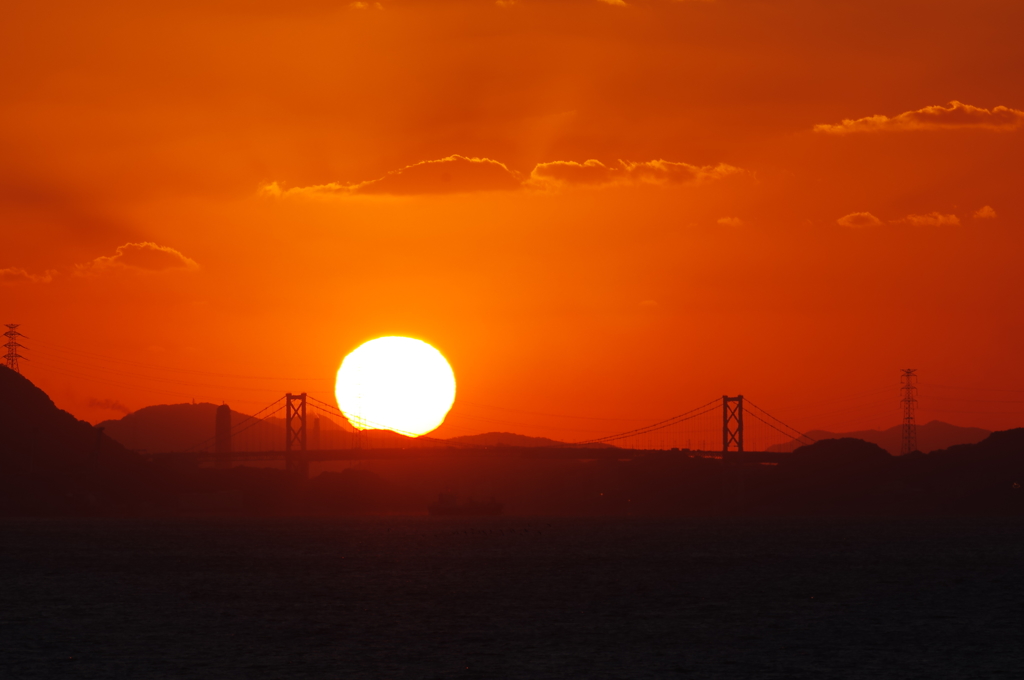 関門橋に落ちる夕日