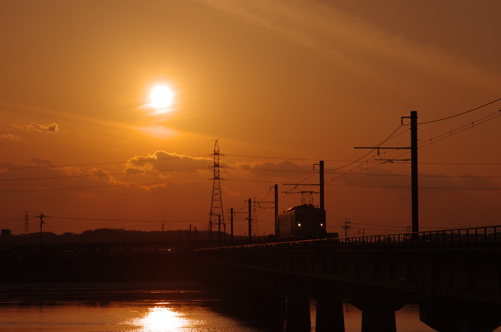 夕日におわれて
