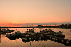 小さな漁港の夕景