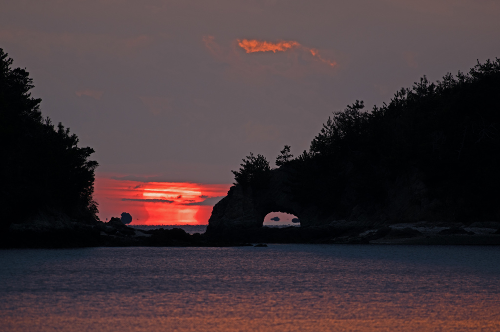 雲の下の夕日