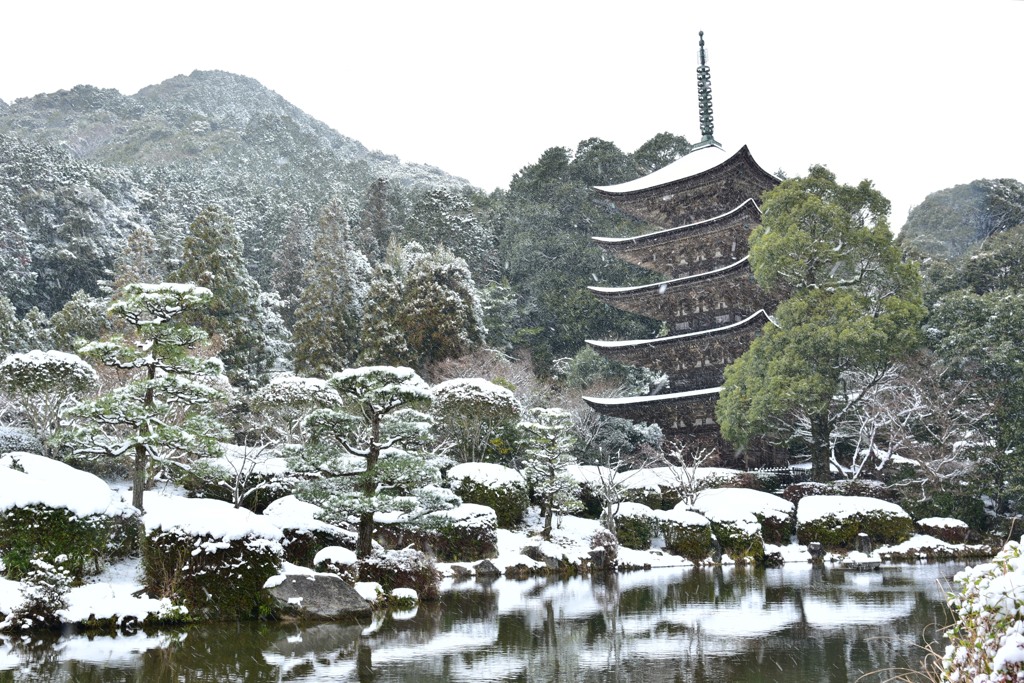 瑠璃光寺に雪が