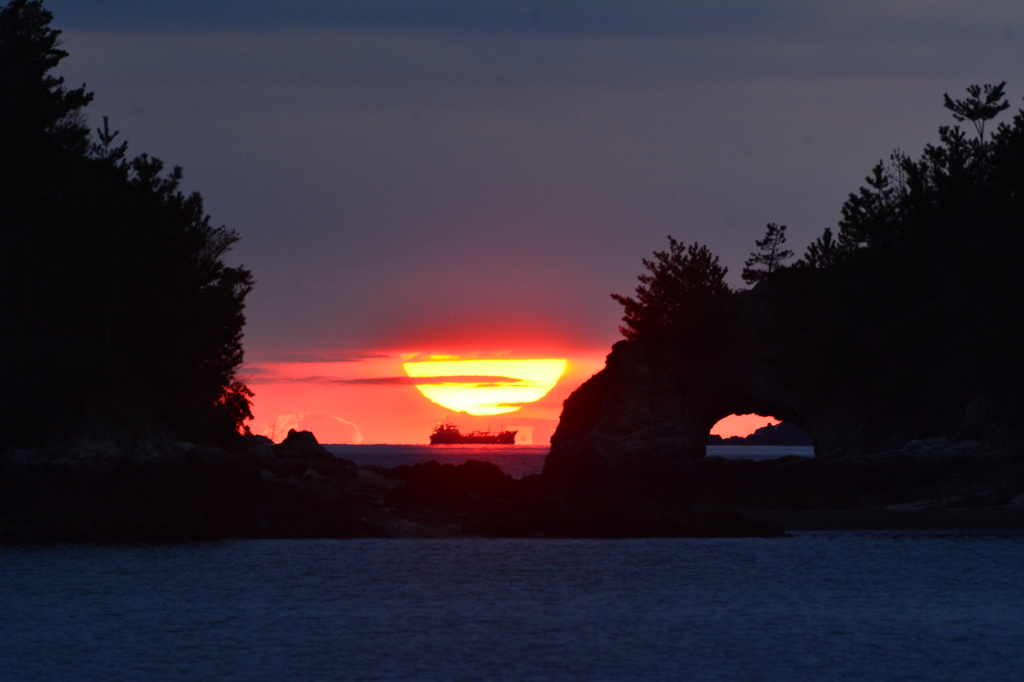 雲の下に出た夕日