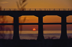 鉄橋に夕日