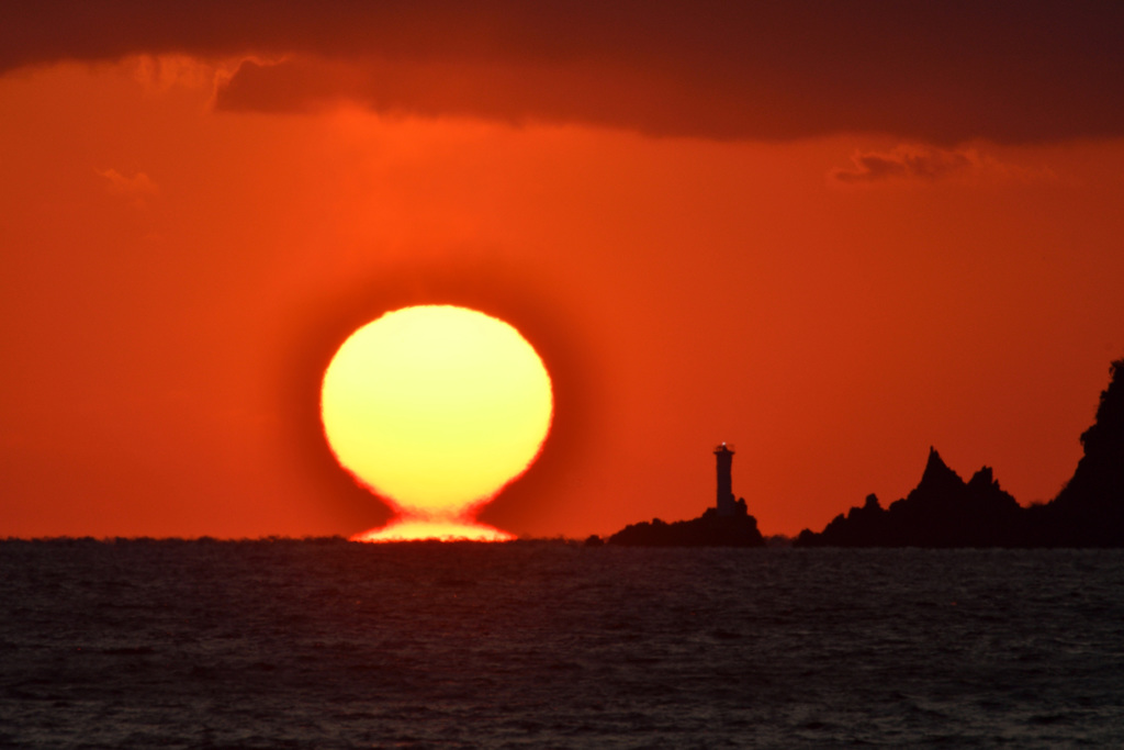 大水無瀬島の灯台に沈む夕日