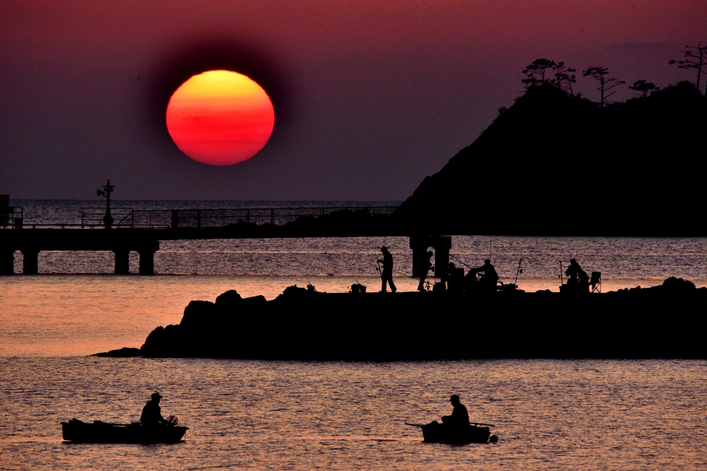 釣り桟橋に落ちる夕日