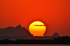 白島石油備蓄基地に沈むダルマ夕日