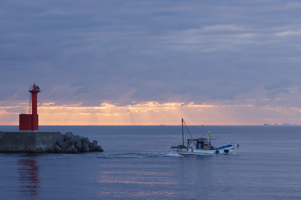 漁港を出る船1