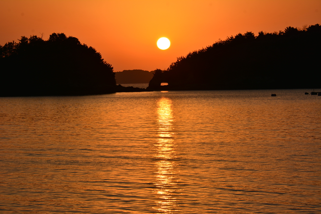 岩穴を抜ける夕陽