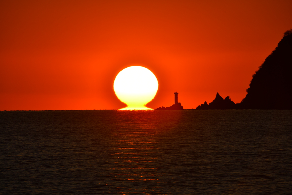 眩しい夕日がダルマになった