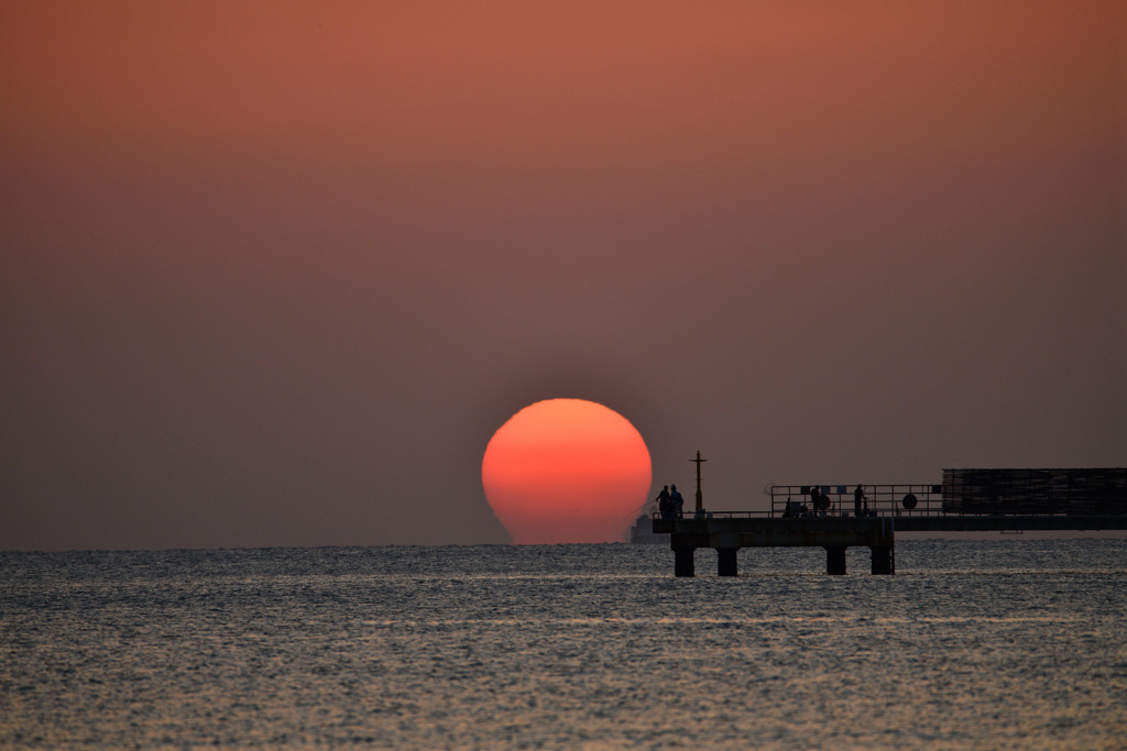 夕日と釣り桟橋
