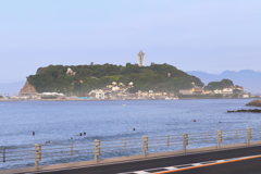 鎌倉高校前から見る江の島