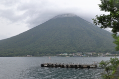 中禅寺湖より男体山を見る