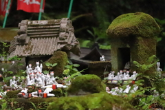 苔生した祠