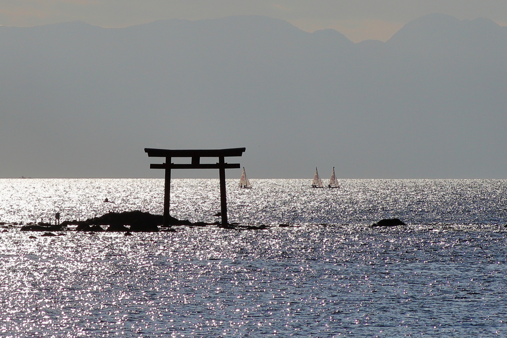 森戸神社から（鳥居とヨット）