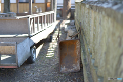 立てることにより雨水が溜まるのを防いでいると推察