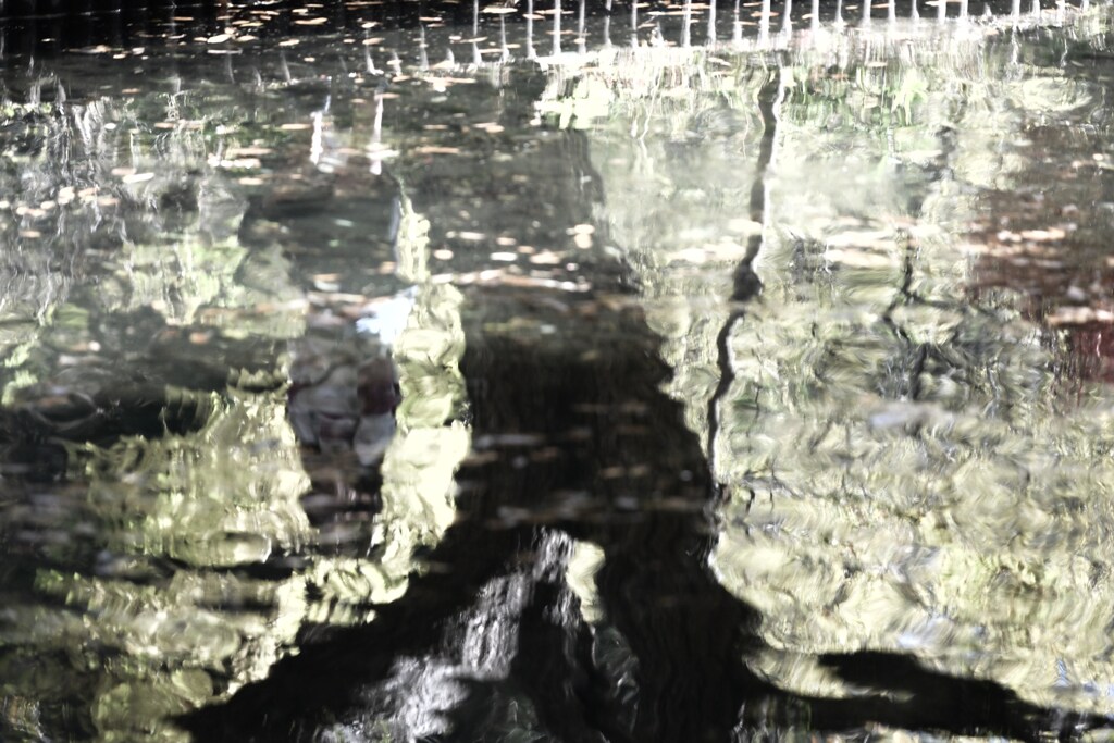 水面を使うのは安直すぎて