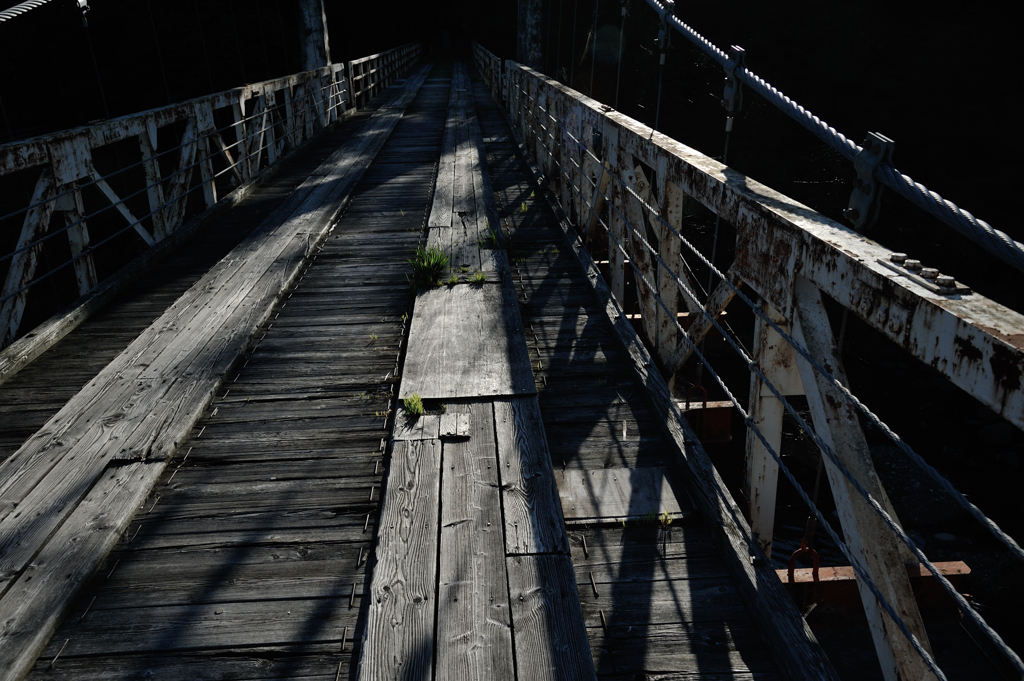 THE　BRIDGE　ON　THE　DARK