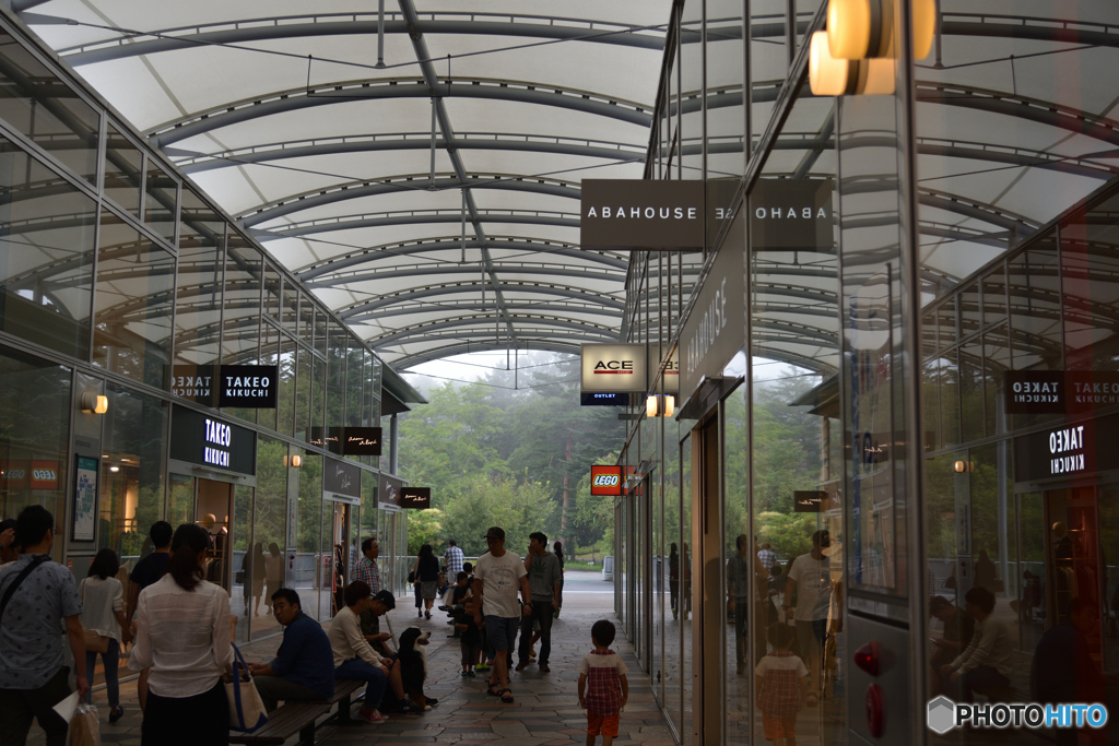 ガラスと膜の避暑地