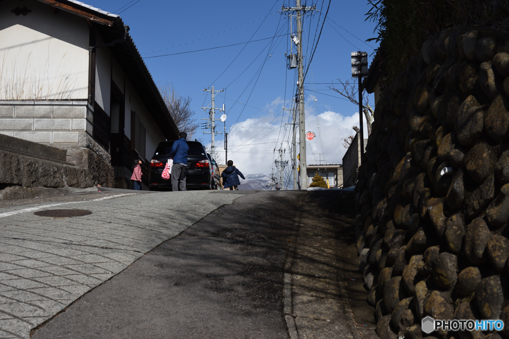 日の当たる坂道