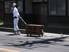 賽銭箱を曳く図