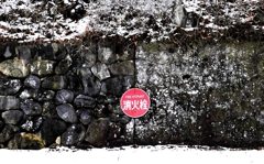 円