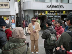 現代寅さんと人だかり