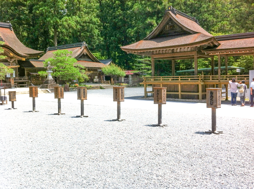 ずらり、おみくじの箱。