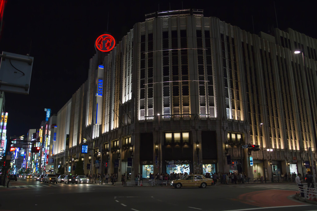 夜の新宿　都会の宮殿