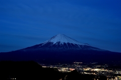 富士宮の街灯りと富士
