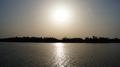湖上の朝日