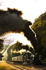 秋の夕暮れと蒸気機関車