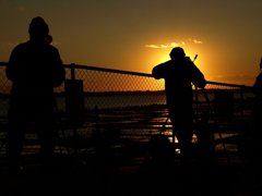 夕日とカメラマン