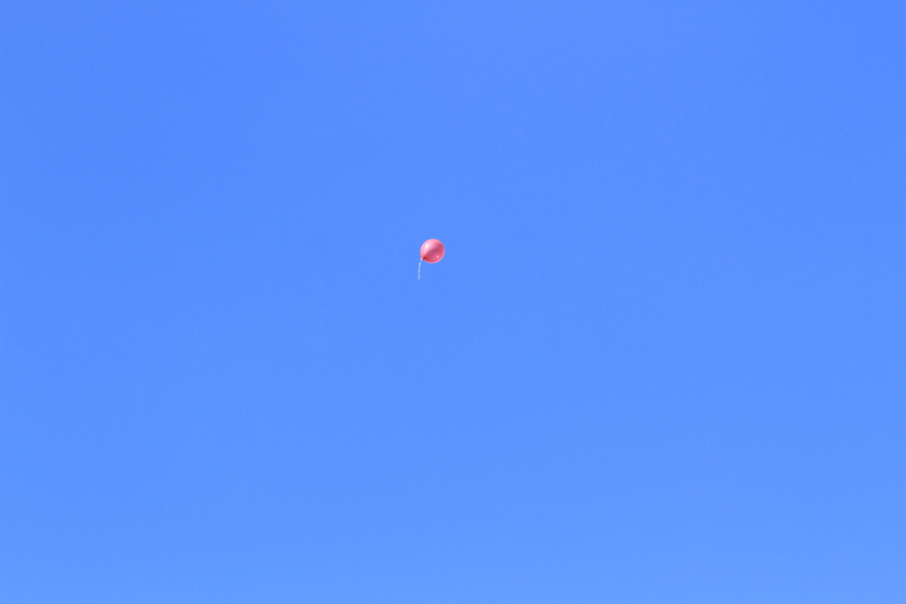 青空に風船ひとつ