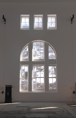 百年の白窓