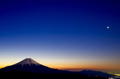 明けの明星と富士山