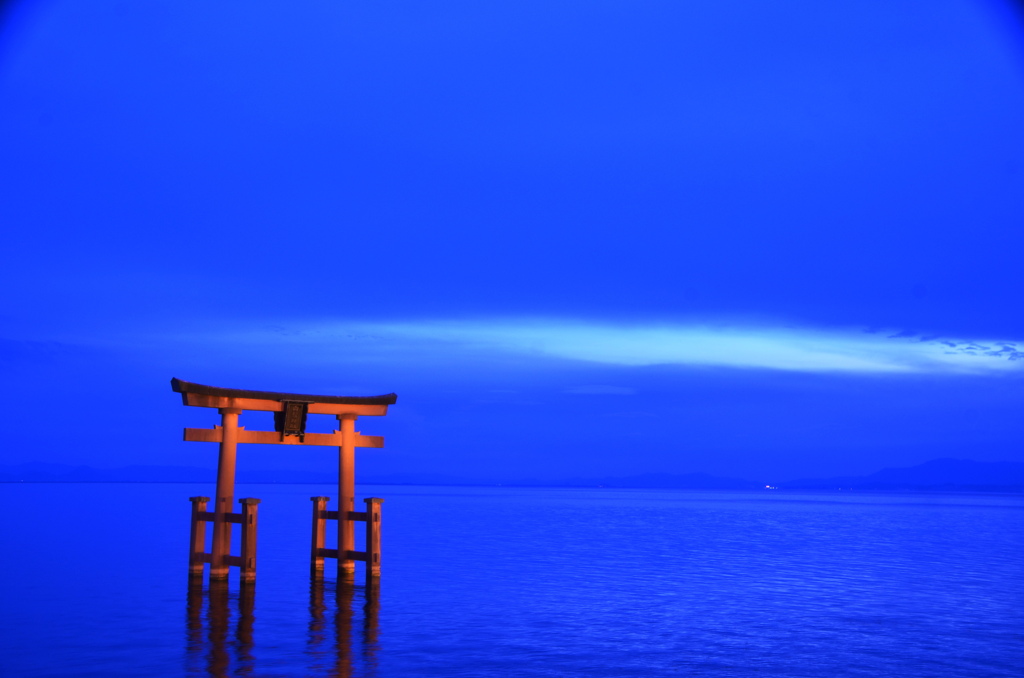 蒼き湖面に建つ