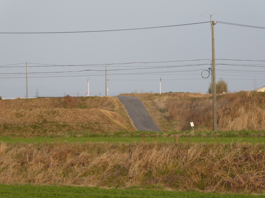 遠くの坂道