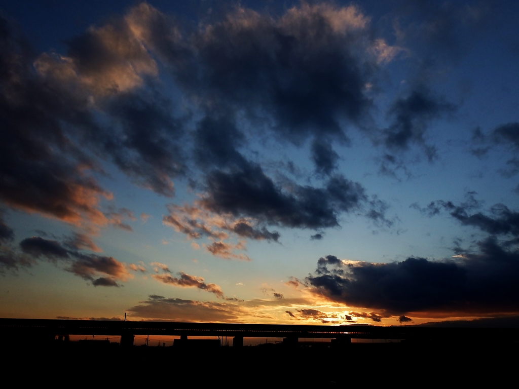 夕暮れのハイウェイ