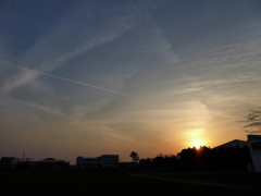 夕焼け、飛行機雲