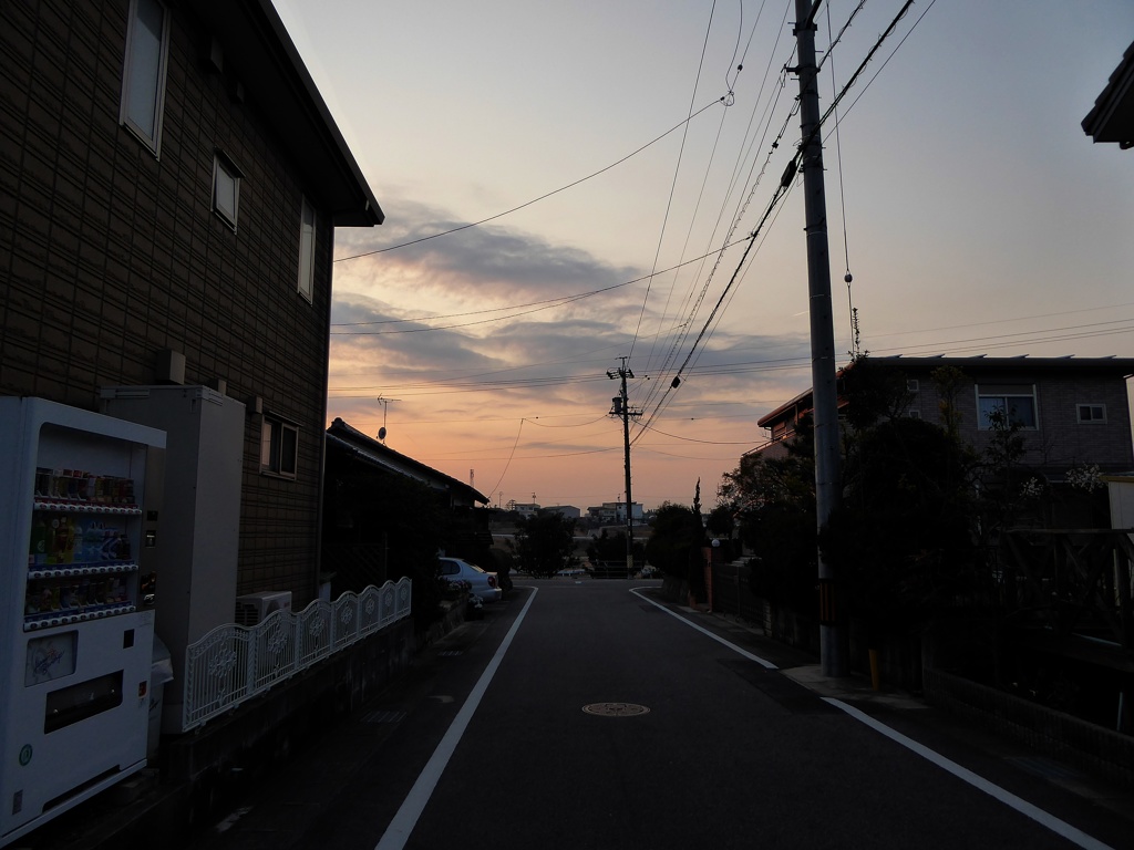 路地の夕方