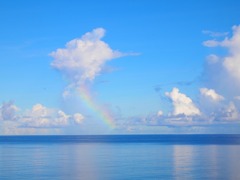 海の上の小さな虹