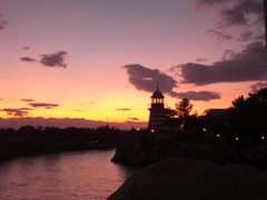 夕焼けと小さな灯台