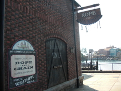 誰もいない昼間の小さな港