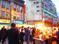 夕食は夜市で。